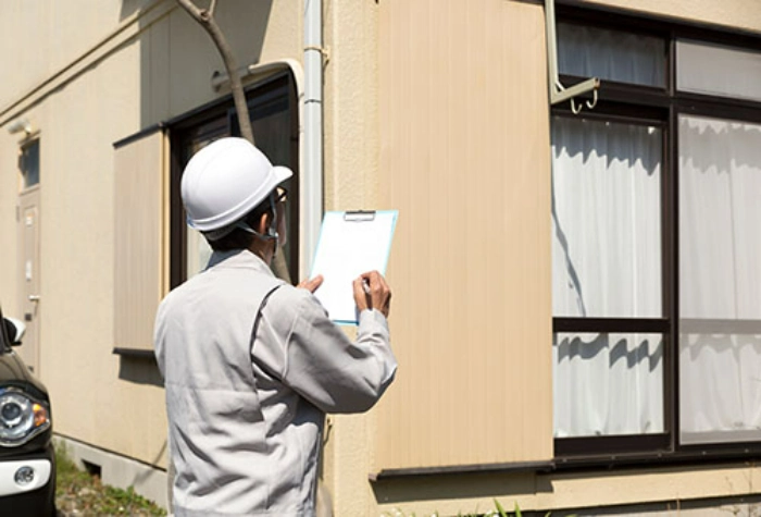 外壁を確認する業者